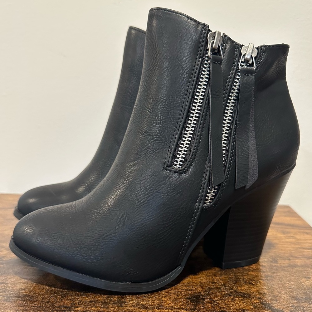 Journee Collection Valley Black Bootie NWT Size 6.5